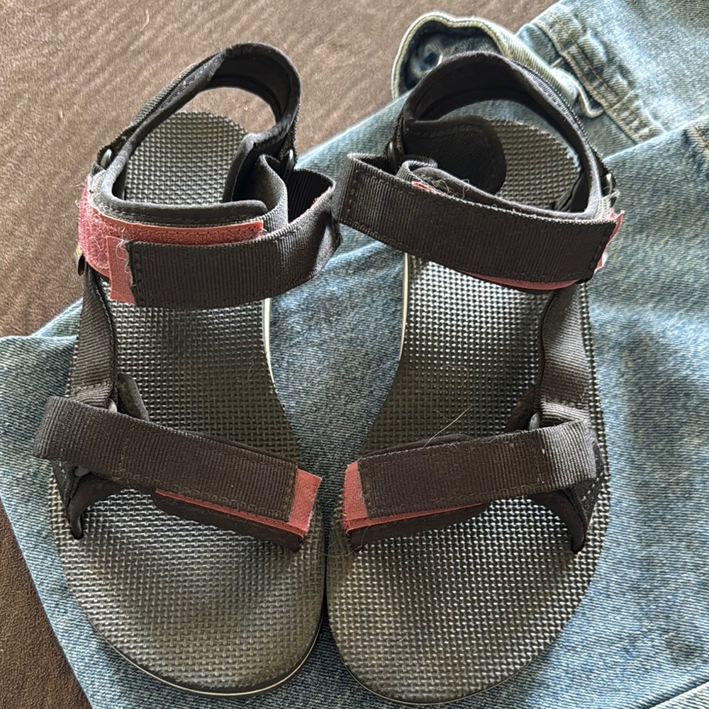 Teva Women's Sandals - Black and burgundy